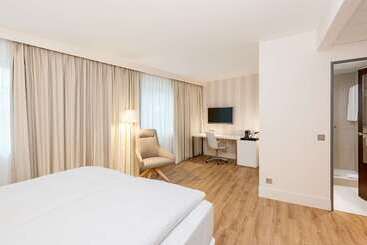 ホテル NH Dusseldorf City Nord