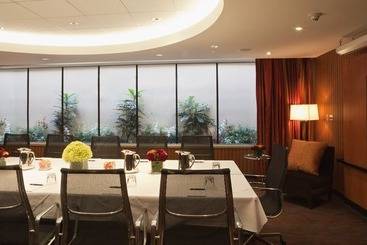 هتل Opus Vancouver