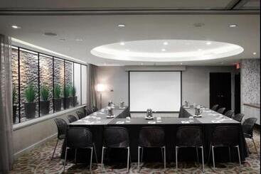 هتل Opus Vancouver