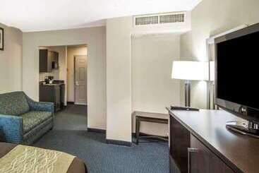 هتل Quality Inn Tulsadowntown West