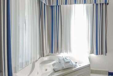 هتل Quality Inn Tulsadowntown West