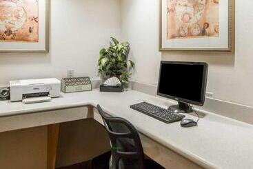 هتل Quality Inn Tulsadowntown West