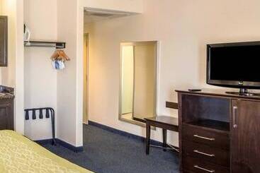 هتل Quality Inn Tulsadowntown West