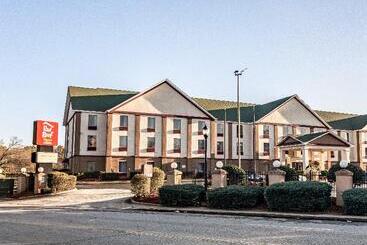 هتل Red Roof Plus+ & Suites Atlanta Airport South