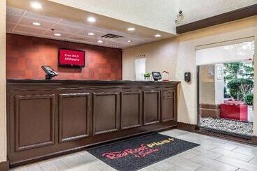 هتل Red Roof Plus+ & Suites Atlanta Airport South