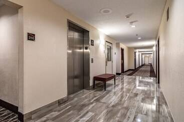 هتل Red Roof Plus+ & Suites Atlanta Airport South