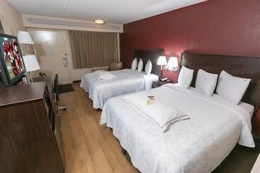هتل Red Roof Plus+ & Suites Atlanta Airport South