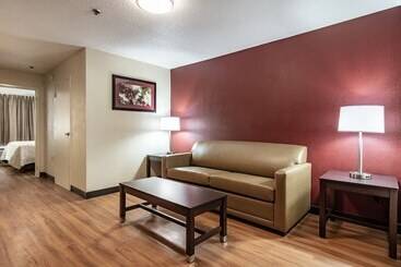 هتل Red Roof Plus+ & Suites Atlanta Airport South