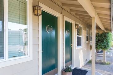 هتل Sea Breeze Inn  Pacific Grove