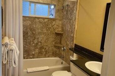 هتل Sea Breeze Inn  Pacific Grove