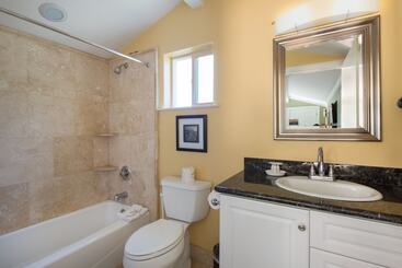 هتل Sea Breeze Inn  Pacific Grove
