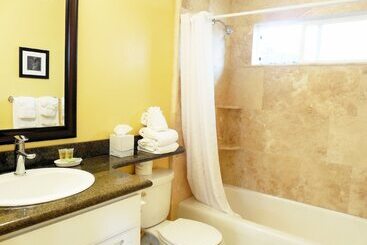 هتل Sea Breeze Inn  Pacific Grove