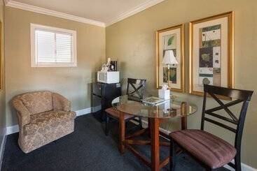 هتل Sea Breeze Inn  Pacific Grove