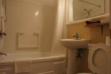 هتل Silverwood Inn & Suites