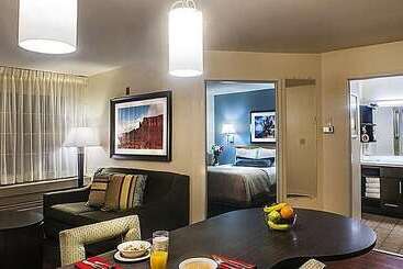 هتل Sonesta Simply Suites Las Vegas Convention Center