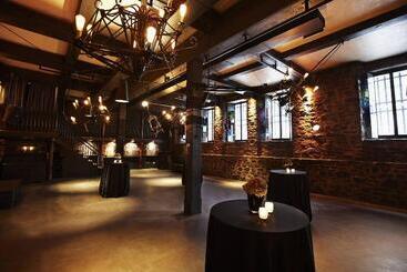 בית מלון כפרי Springhill Suites By Marriott Old Montreal