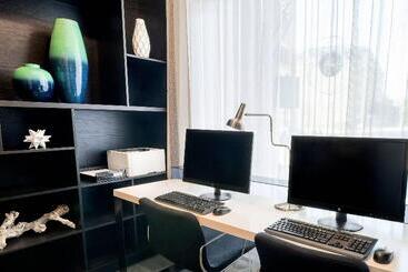 בית מלון כפרי Springhill Suites By Marriott Old Montreal
