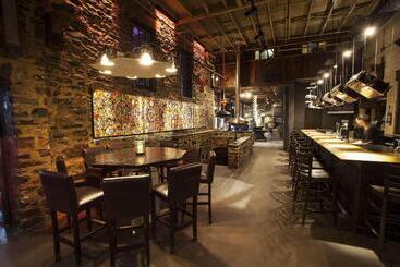 בית מלון כפרי Springhill Suites By Marriott Old Montreal