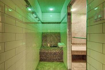 בית מלון כפרי Springhill Suites By Marriott Old Montreal