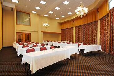 هتل Wyndham Garden Madison Fitchburg