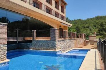 La Figuerola Hotel & Restaurant