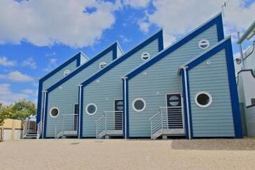 هتل Beach Hut Suites