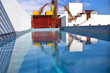 هتل Inmotega   Suites Tg