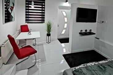 پانسیون Airport Luxury Apartman 42
