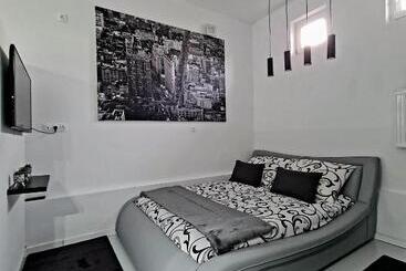 پانسیون Airport Luxury Apartman 42