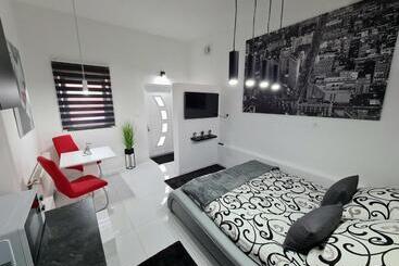 پانسیون Airport Luxury Apartman 42