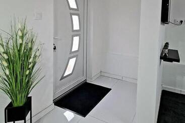پانسیون Airport Luxury Apartman 42