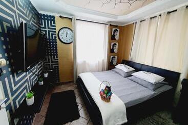 پانسیون Airport Luxury Apartman 42