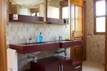 بنسيون Holidays Mirana