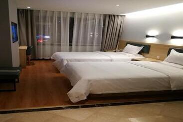 هتل 7days Premium Dalian Xinghai Square Xi'an Road Subway Station Branch