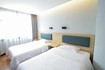 هتل 7days Premium Dalian Xinghai Square Xi'an Road Subway Station Branch