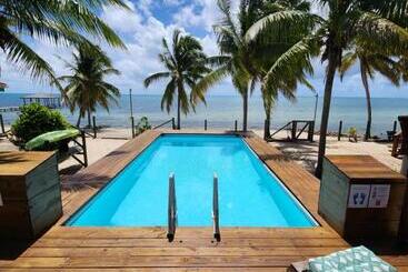 هتل Coco's Beachfront Cabanas