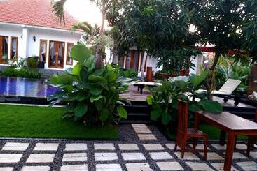 پانسیون Adi Abian Villa