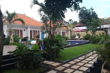 پانسیون Adi Abian Villa