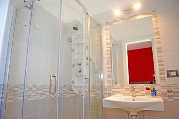 تختخواب و صبحانه L Isola Del Postino Rooms