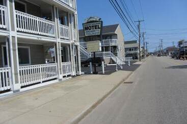 Green Dolphin Motel
