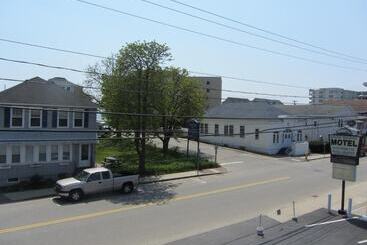 Green Dolphin Motel