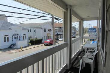 Green Dolphin Motel