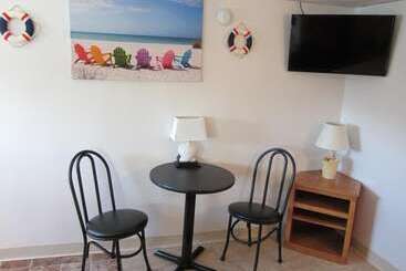 Green Dolphin Motel