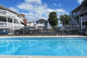 Green Dolphin Motel