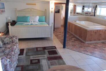 Green Dolphin Motel