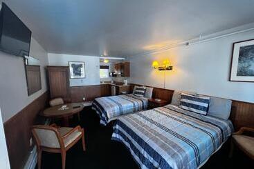 Green Dolphin Motel