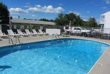 Green Dolphin Motel