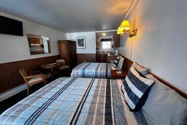 Green Dolphin Motel