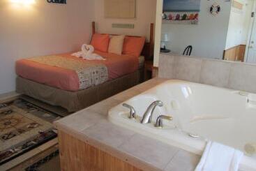 Green Dolphin Motel
