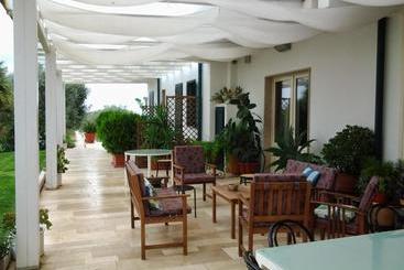 هتل Agriturismo Donna Clementina